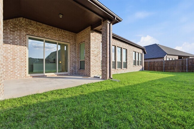 Building Photo - 208 Sequoia Dr