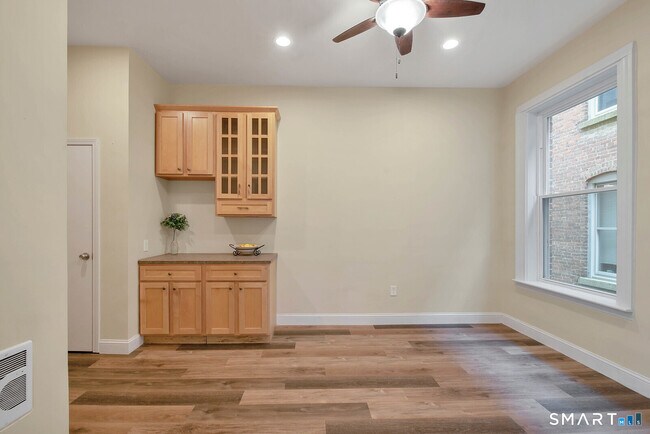 Building Photo - 120 E Main St