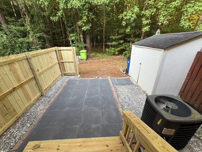 Building Photo - Beautiful Townhome in Prime Raleigh Location