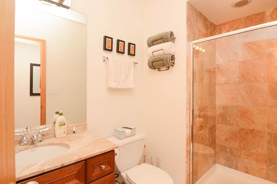 Building Photo - 934 W Leland Ave