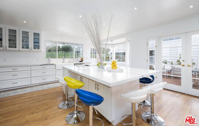 Building Photo - 1110 W Muirlands Dr