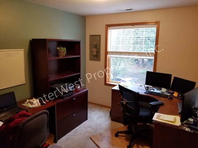 Building Photo - Large 3 Bed 2.5Ba Vancouver Beauty W/ Gas Fireplace, Dog Run, Fenced Yard & So Much More!