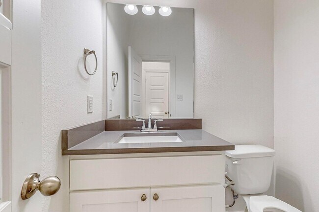 Building Photo - 4 Bed 3 Bath Luxurious Townhome in Frisco!