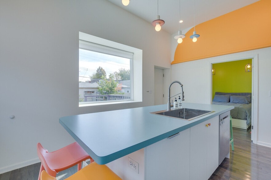 Building Photo - 3247 S Oakley Ave