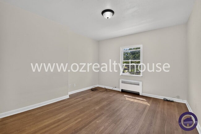 Building Photo - 1734 Wellesley Dr