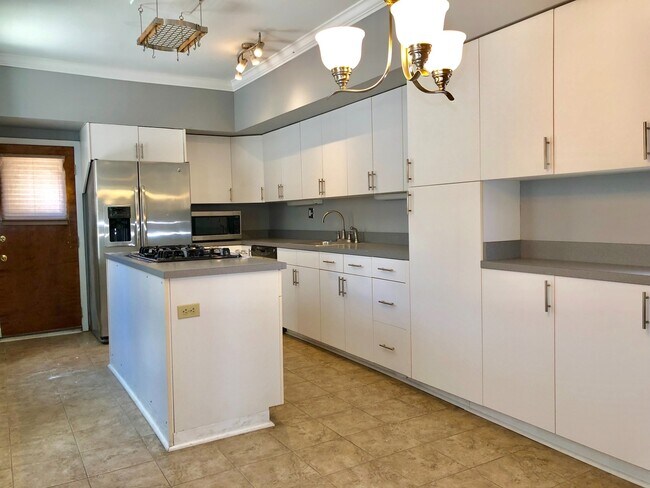 Building Photo - Charming 2 Bedroom/2 Bathroom Townhome in Federal Hill W/ Parking