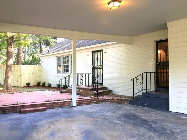 Building Photo - Dont miss out on this spacious East Memphi...