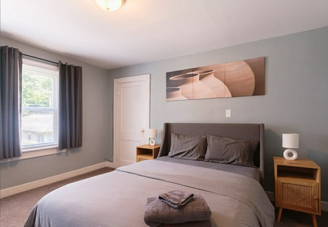 Building Photo - 911 E 49th St