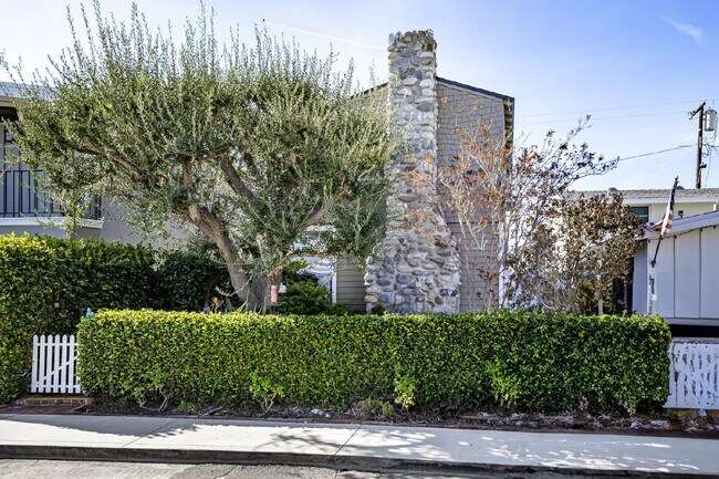 Building Photo - "Charming 4-Bedroom Classic Cottage & Cozy Fireplace in heart of Balboa