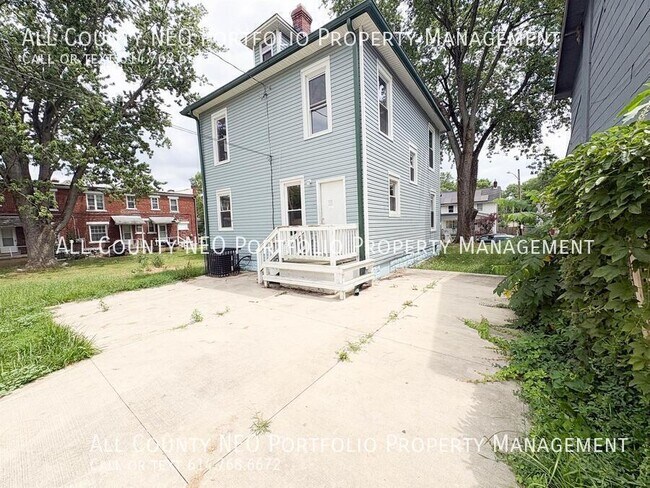 Building Photo - 1994 Floral Ave