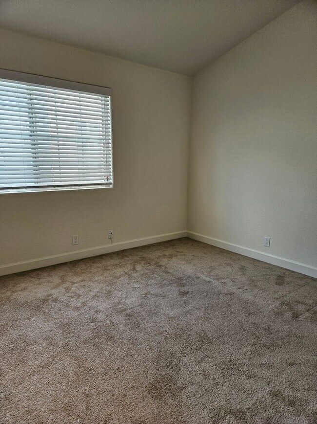 Building Photo - Light, bright and spacious 3 bedroom Coronado condo with garage!