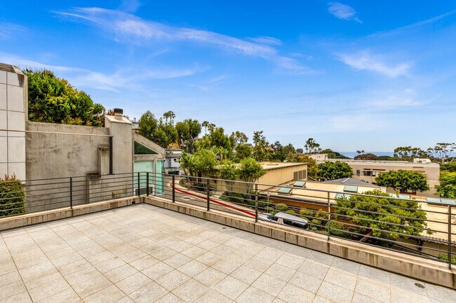 Building Photo - 3 Bed 3 Bath Ocean View, Penthouse "Mark Singer" Residence in Downtown Laguna Beach