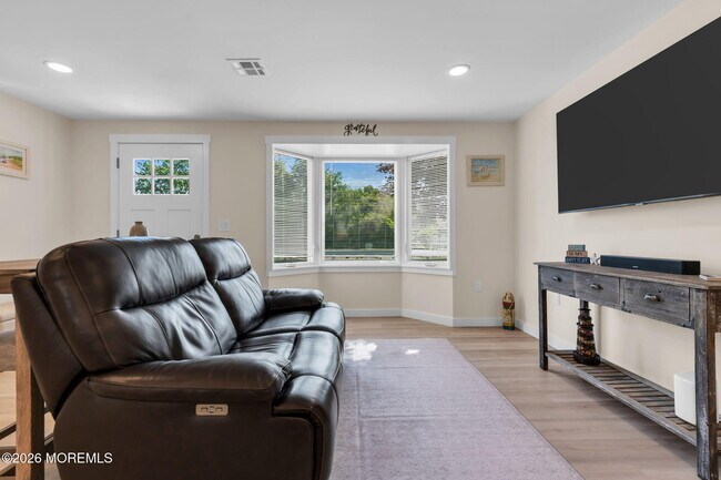 Building Photo - 501 Forman Ave