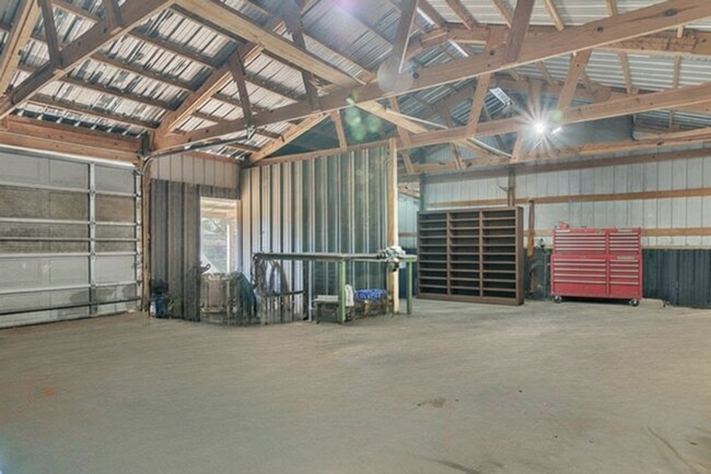 Building Photo - 4/2 on 2 acreas  Longview ISD