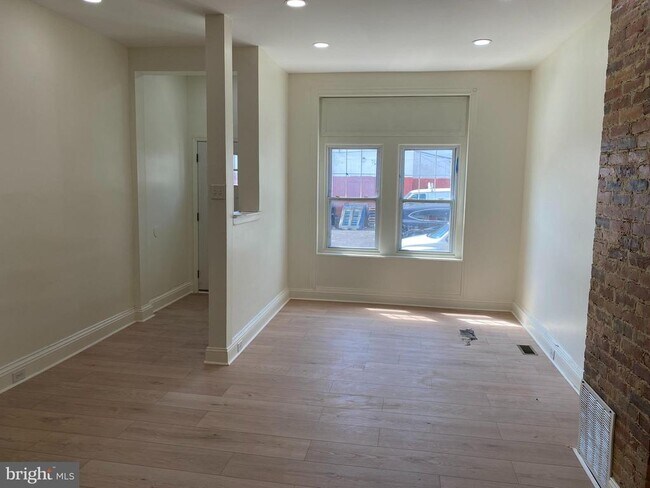 Building Photo - 823 Hutton St