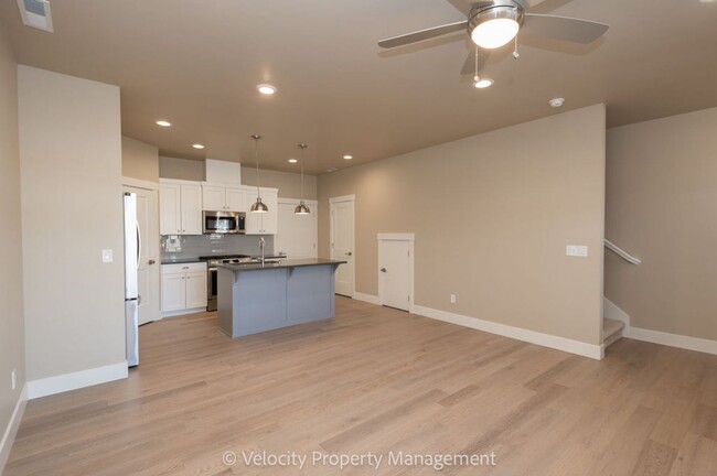 Building Photo - Beautiful New SW Redmond Townhome! Move in...