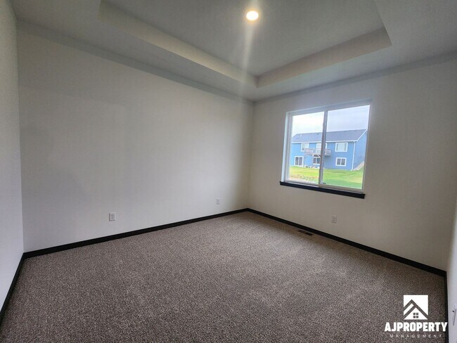 Building Photo - 300 S Willow Spring Dr