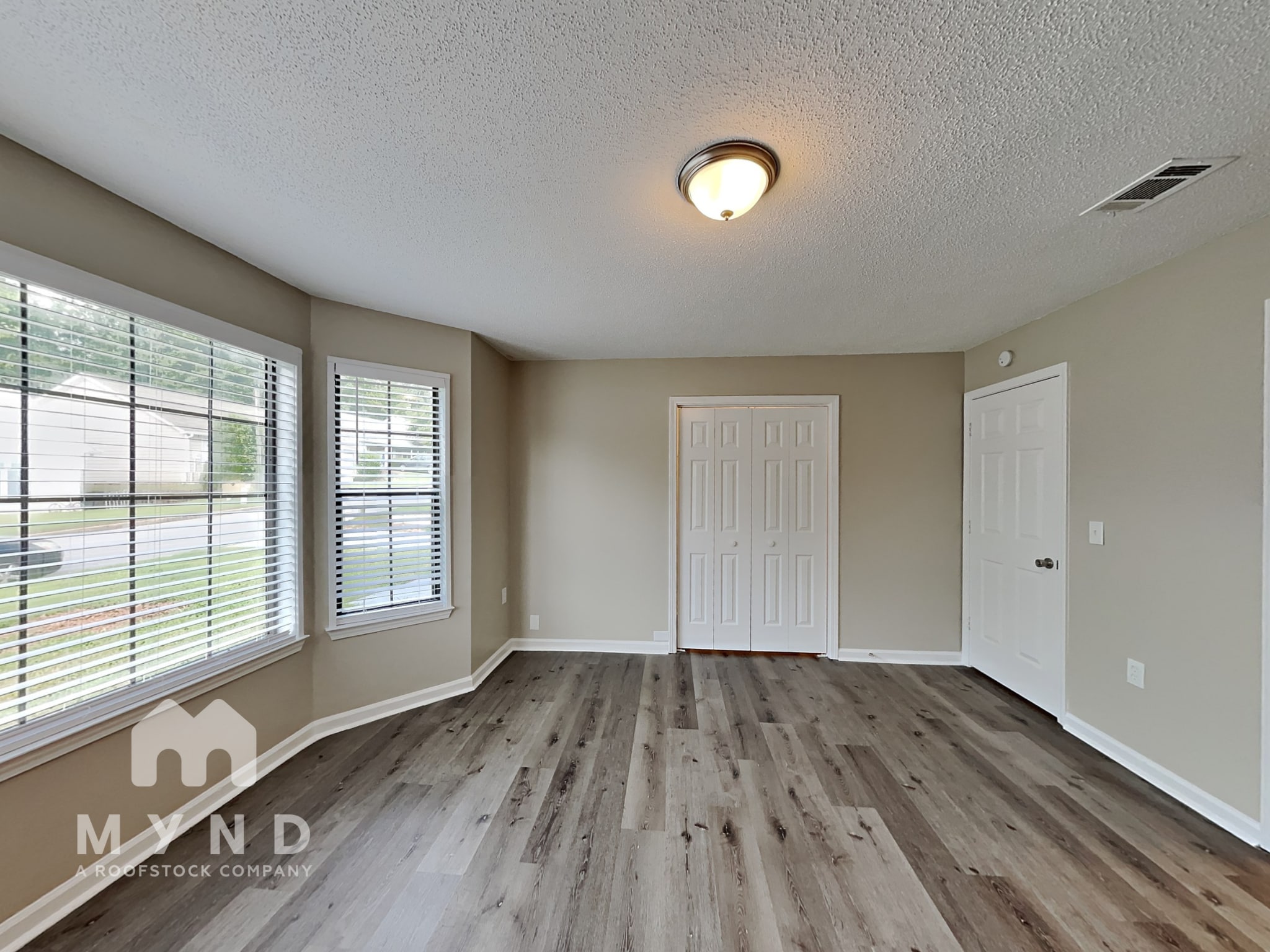 Building Photo - 208 Oak Cir N