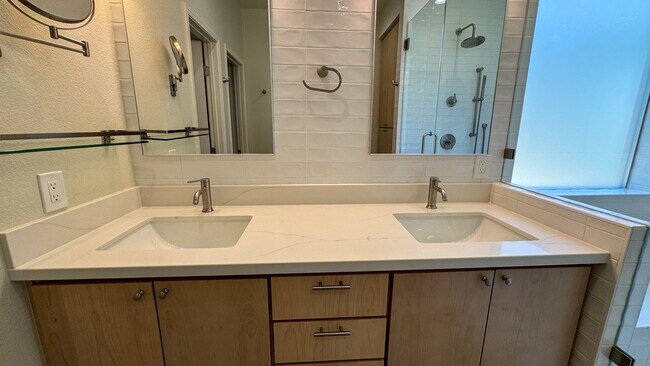 Building Photo - Discover your dream home in the heart of H...