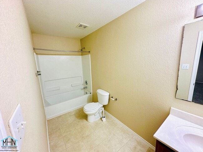 Building Photo - Looking for space, comfort, and convenienc...