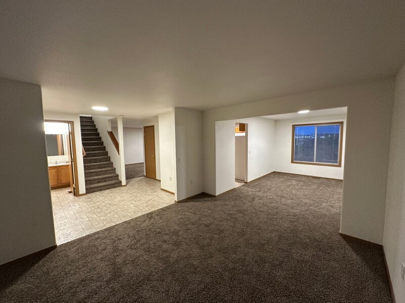 Building Photo - 1021 W Windrose Dr