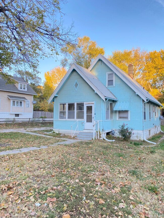 Building Photo - Move-in special. 3 bed 1 bath with a detached garage and large driveway $1250