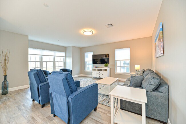 Building Photo - Gorgeous 2 bedroom very spacious condo at the Riviera