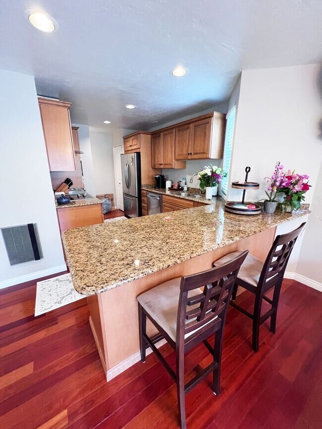 Building Photo - 2 Bed/2.5 Bath Townhome - Beautifully Upgr...