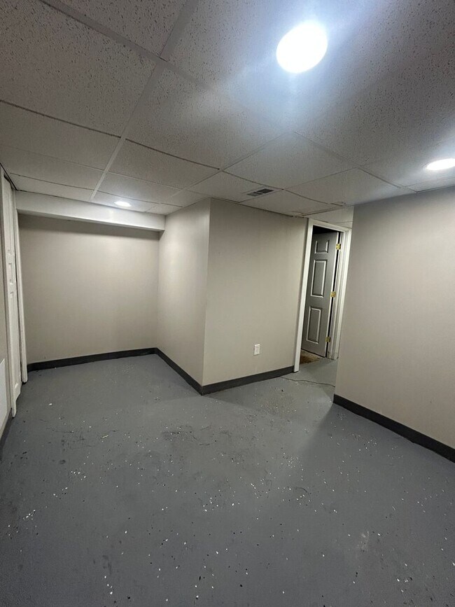 Building Photo - 320 Maclay St