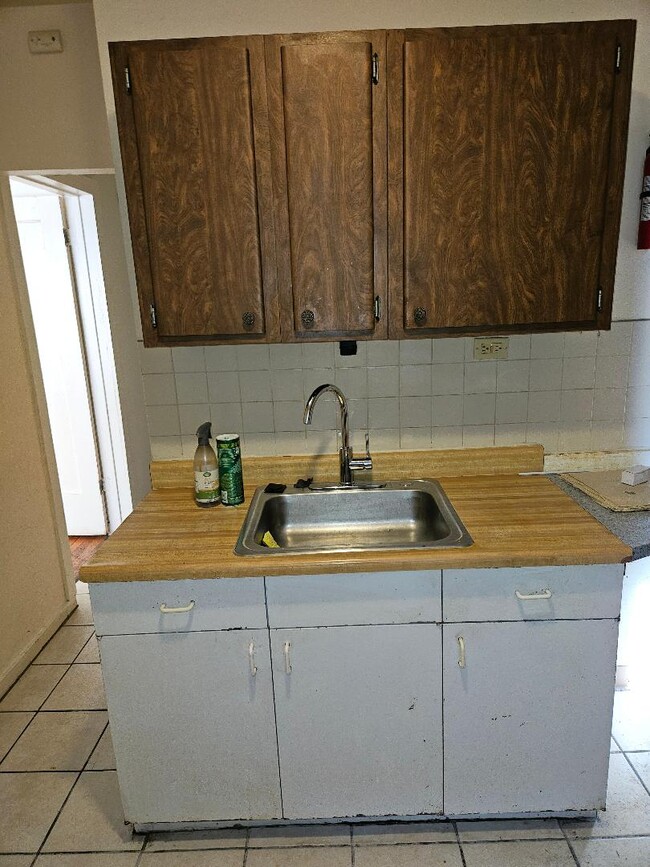 KITCHEN - 7147 S Constance Ave