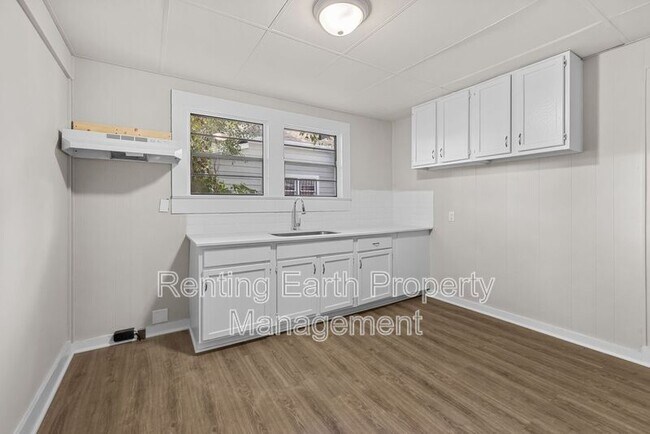 Building Photo - 1657 Lee Ave SW