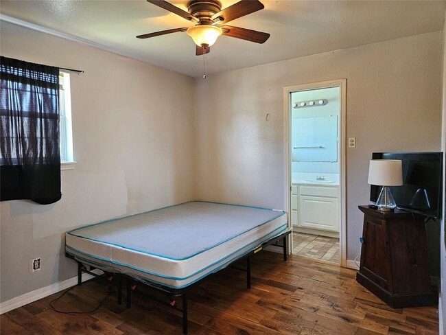 Building Photo - 705 Harris Ave