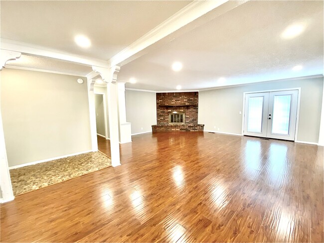 Building Photo - Freshly Updated! Roomy 3-Bedroom Home in J...