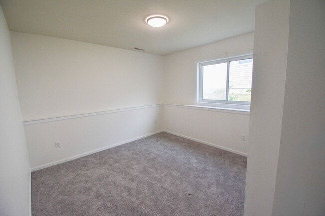 Building Photo - Recently Renovated 4 Bed, 2 Bath Home for ...
