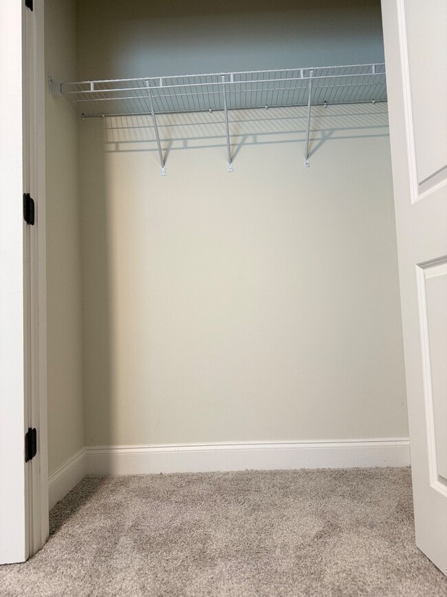 Building Photo - 4371 Ravenwood Park W