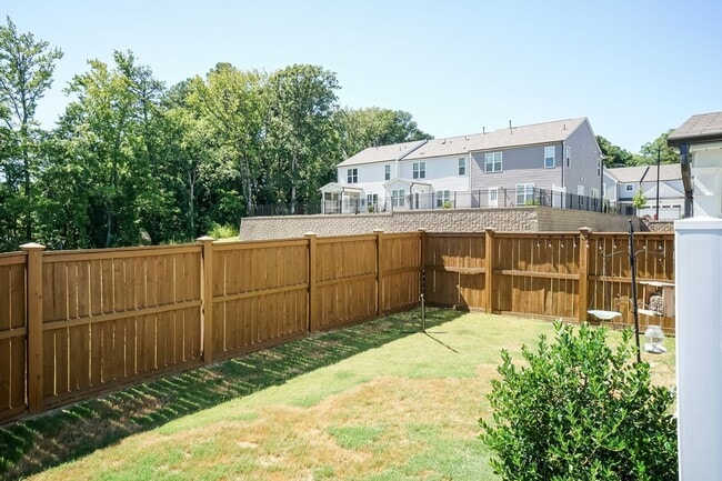 Building Photo - Gorgeous End Unit Townhome!