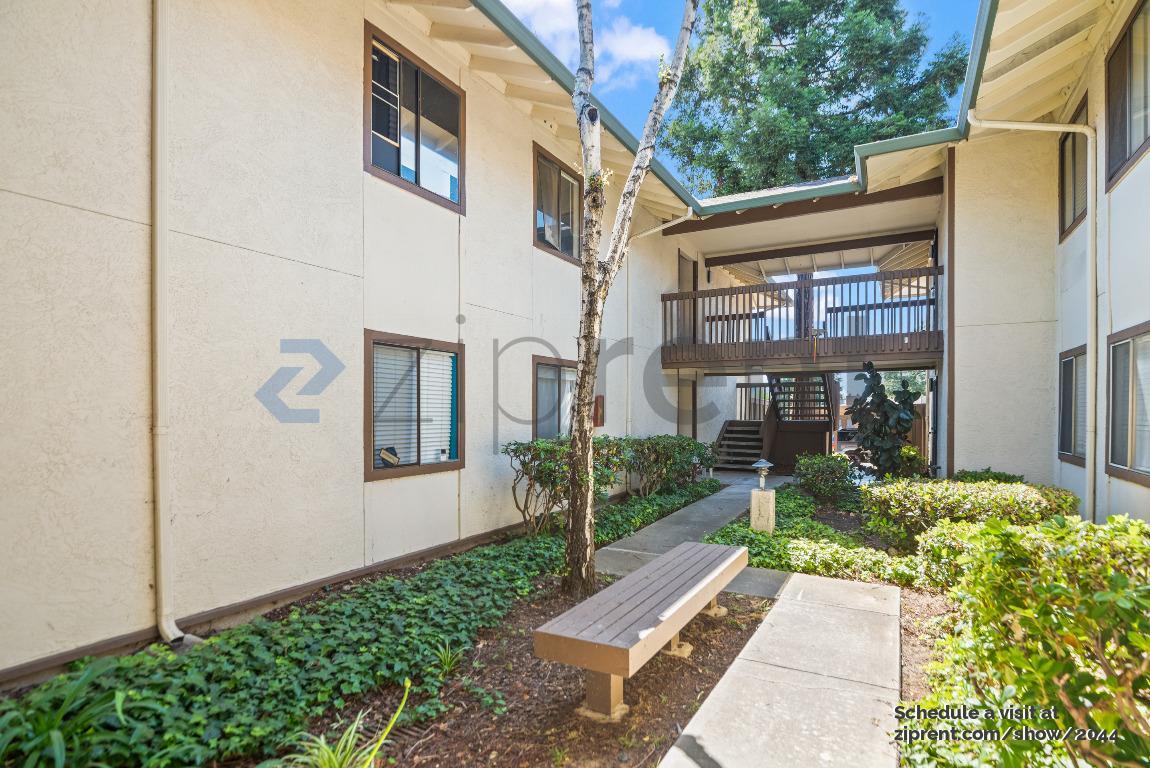 Building Photo - 2400 Horizon Ln