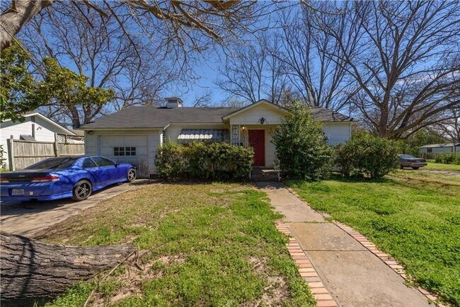 Primary Photo - 3 bed, 1 bath house in quiet neighborhood