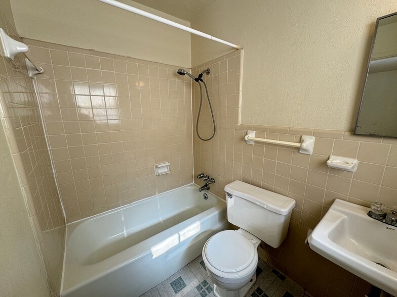 Building Photo - 224 Hold St