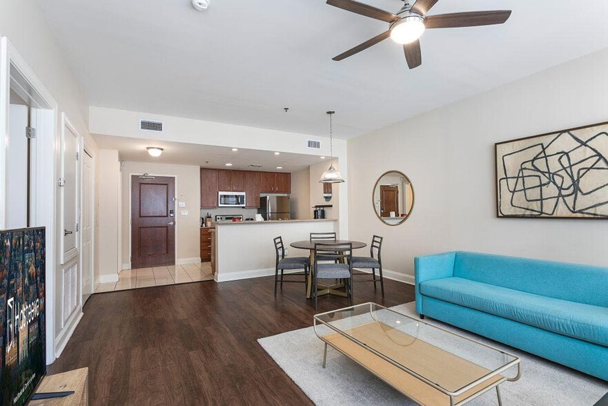 Building Photo - 925 Common St