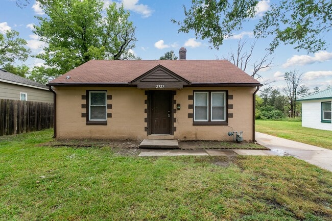Building Photo - 2925 E Maplewood Dr