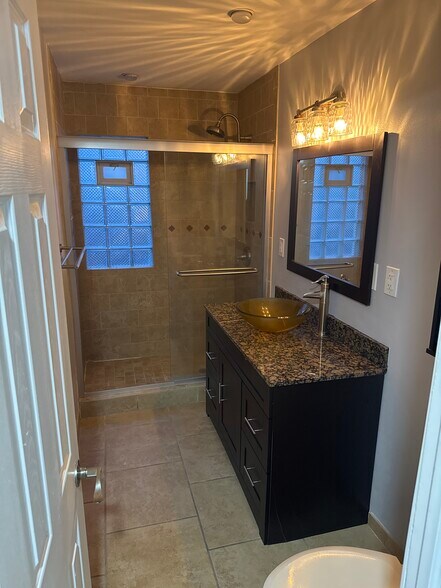 Full Bath - 3318 S Quincy Ave