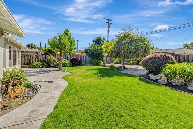 Building Photo - Charming 3-Bedroom 2-Bathroom Home in Sant...