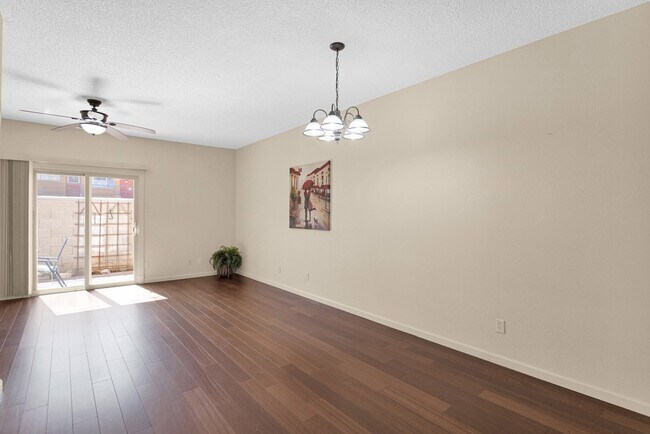 Living - 1935 W Morten Ave