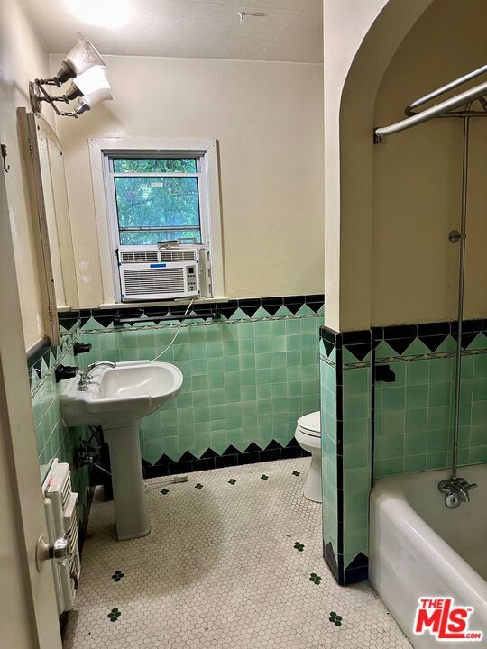 Building Photo - 1362 Masselin Ave