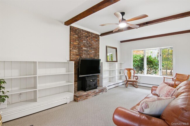 Building Photo - 14 Flax Pond Woods Rd