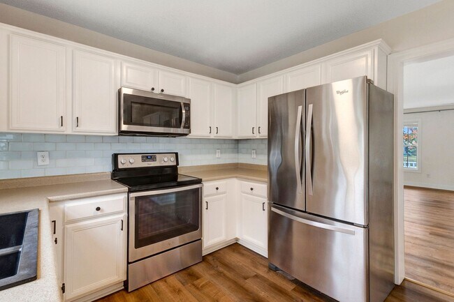 Building Photo - Farmhouse-Style Home Minutes from the Water | No HOA