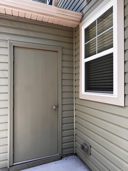 Building Photo - 4044 Clarendon Way
