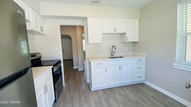 Building Photo - 914 N Wild Olive Ave