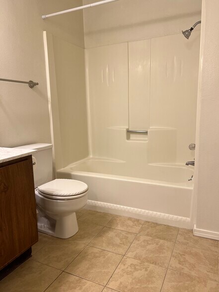 Building Photo - 629 Kingman Ave